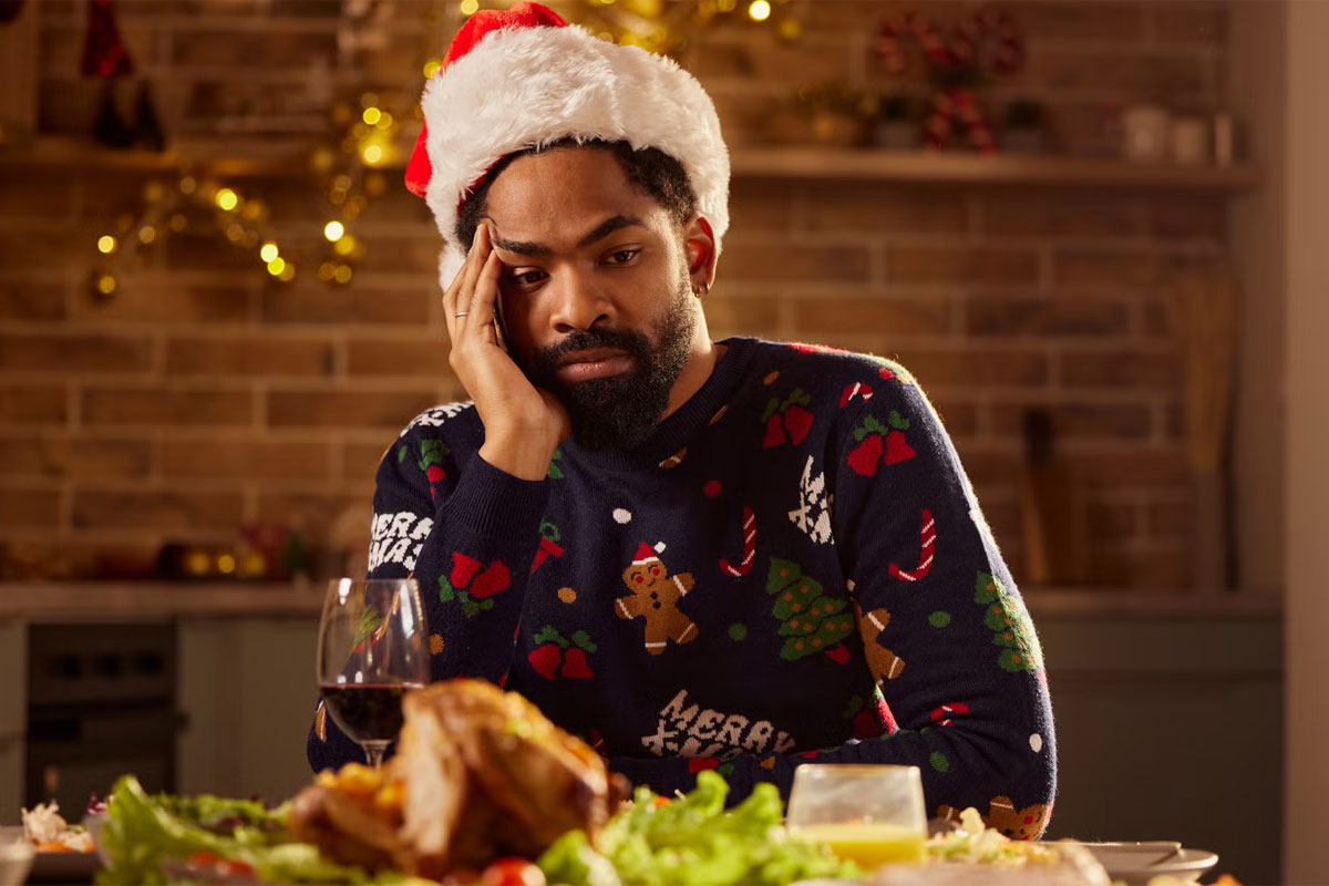 hombre crudo en una fiesta