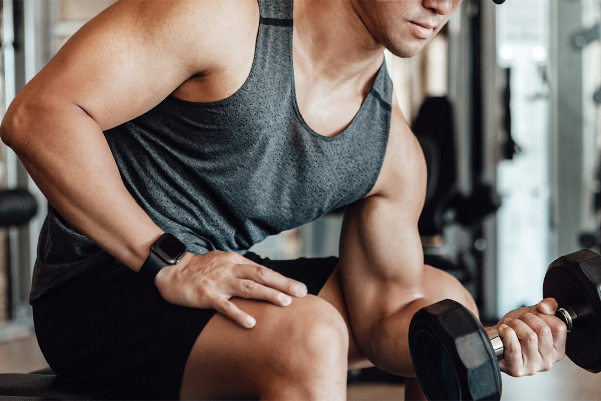 hombre haciendo curl concentrado