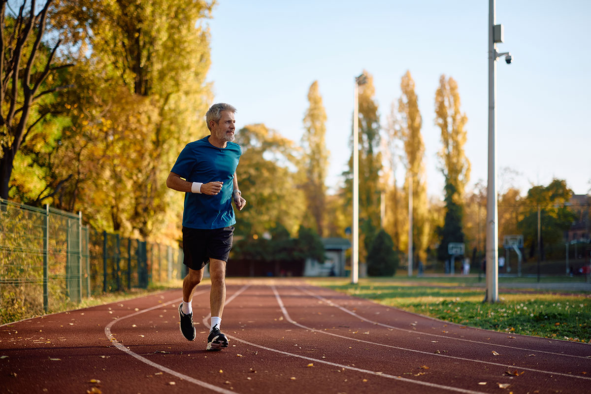 hombre corriendo al amanecer