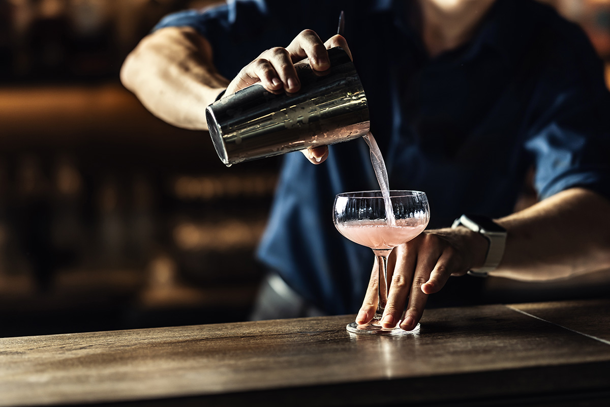 hombre preparando un coctel