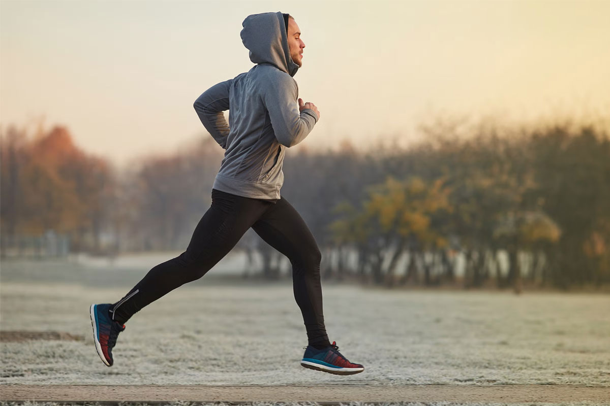 hombre corriendo al amanecer
