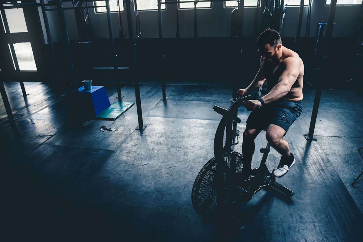 hombre entrenando en una bicicleta de aire