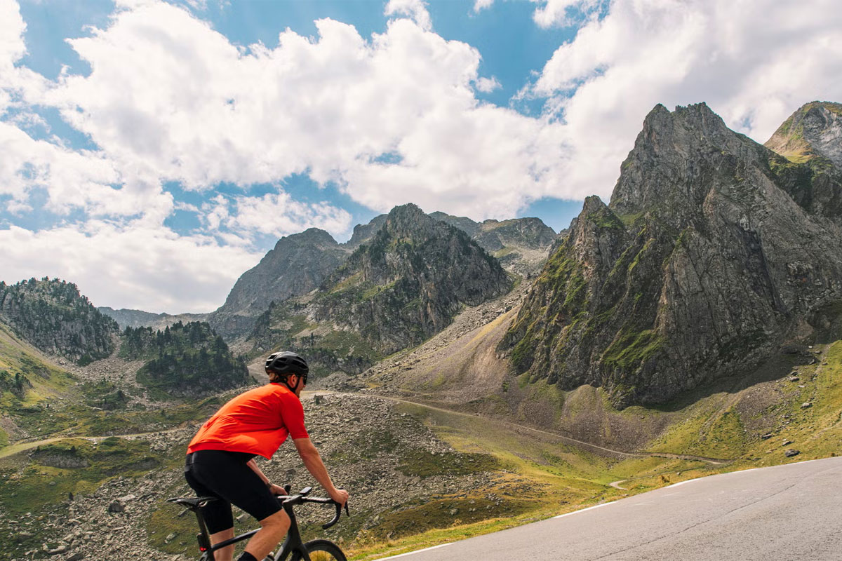 hombre andando en bicicleta