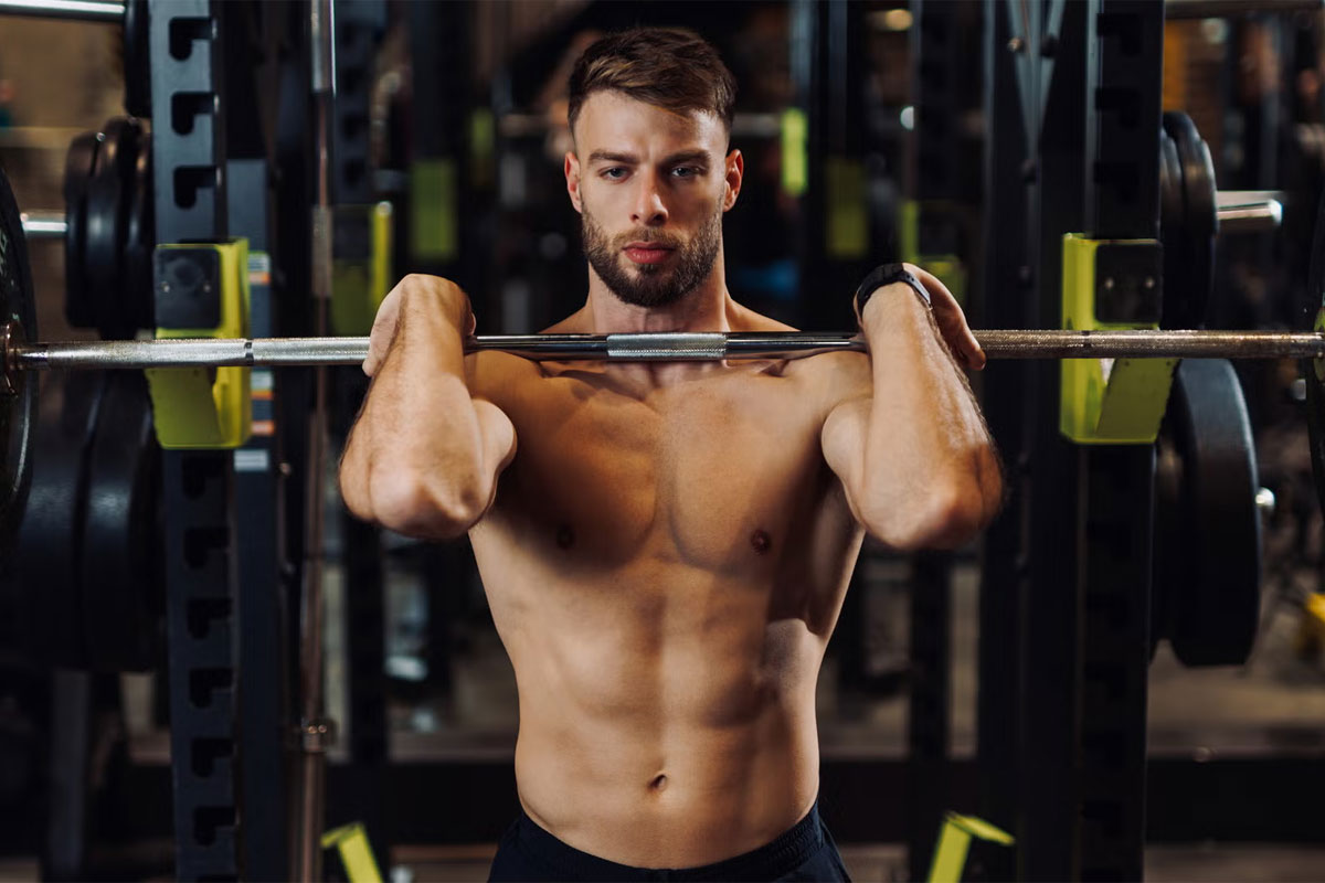 hombre entrenando pesas en el gimnasio