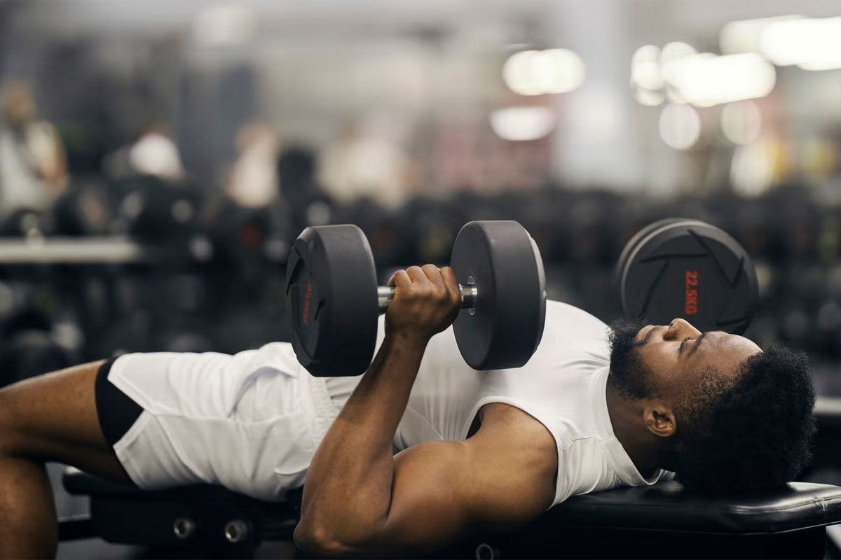 hombre haciendo pesas en el gimnasio