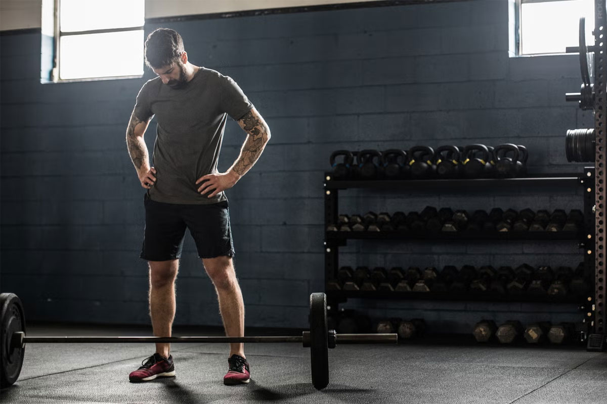 hombre entrenando en el gimnasio
