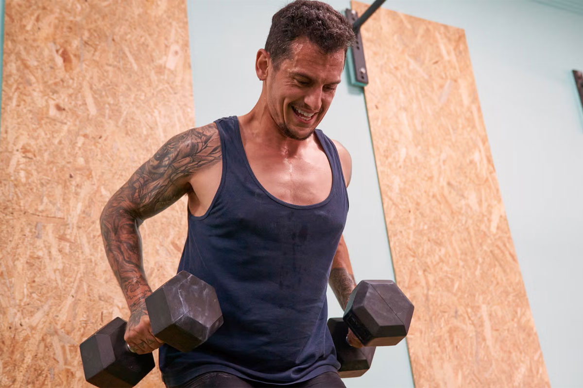 hombre entrenando con mancuernas