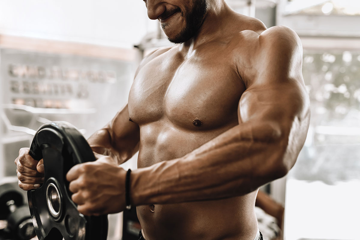 hombre colocándole un disco a una barra