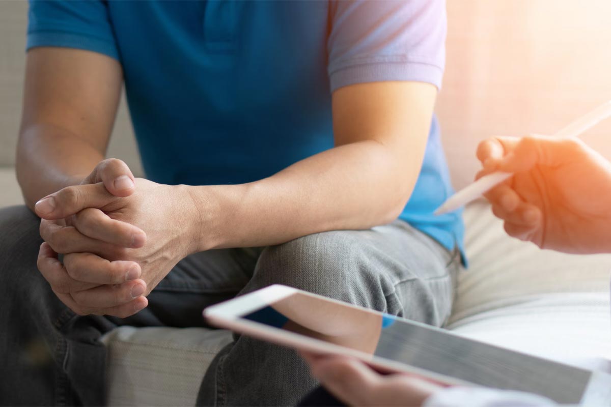 hombre en consulta con el médico