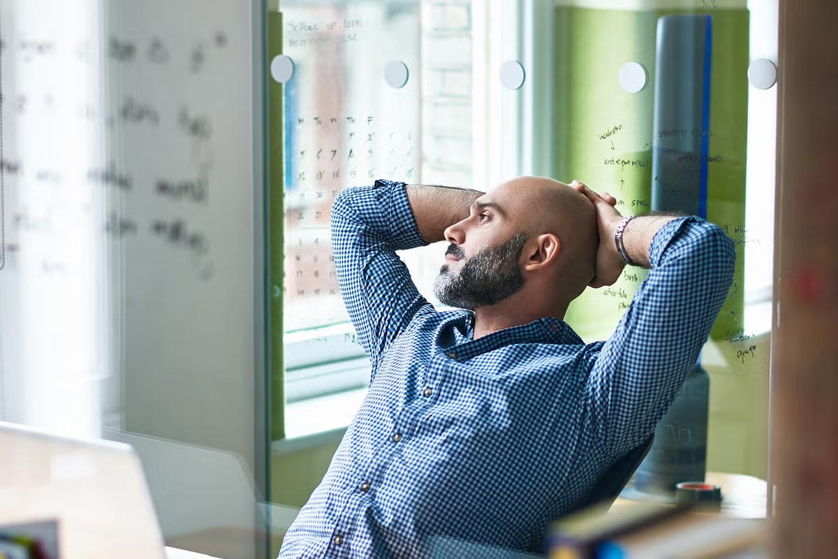 hombre sentado en la oficina