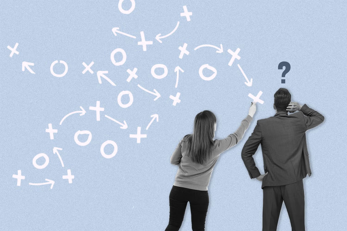 mujer haciendo mankeeping a un hombre