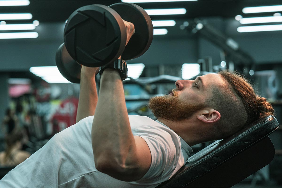 hombre entrenando en el gimnasio