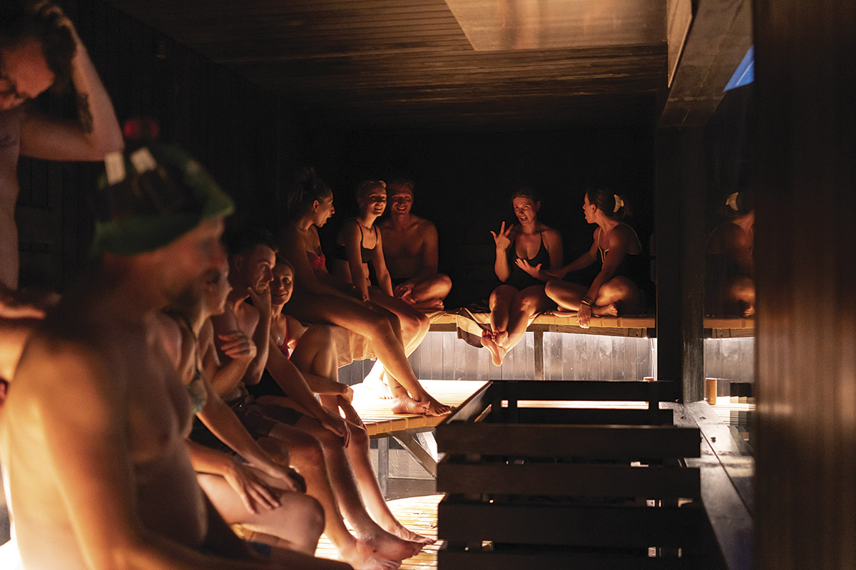gente disfrutando de un momento en el sauna