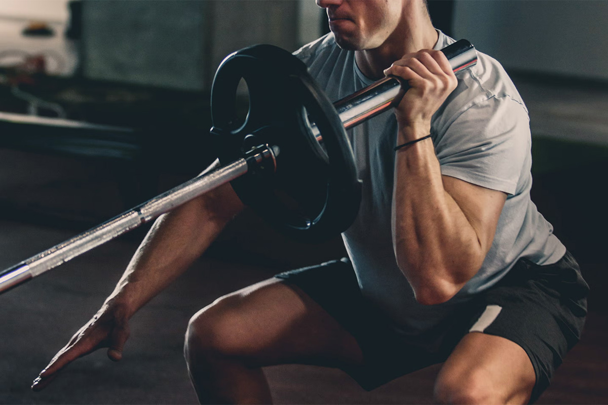 hombre entrenando con una camiseta de algodón