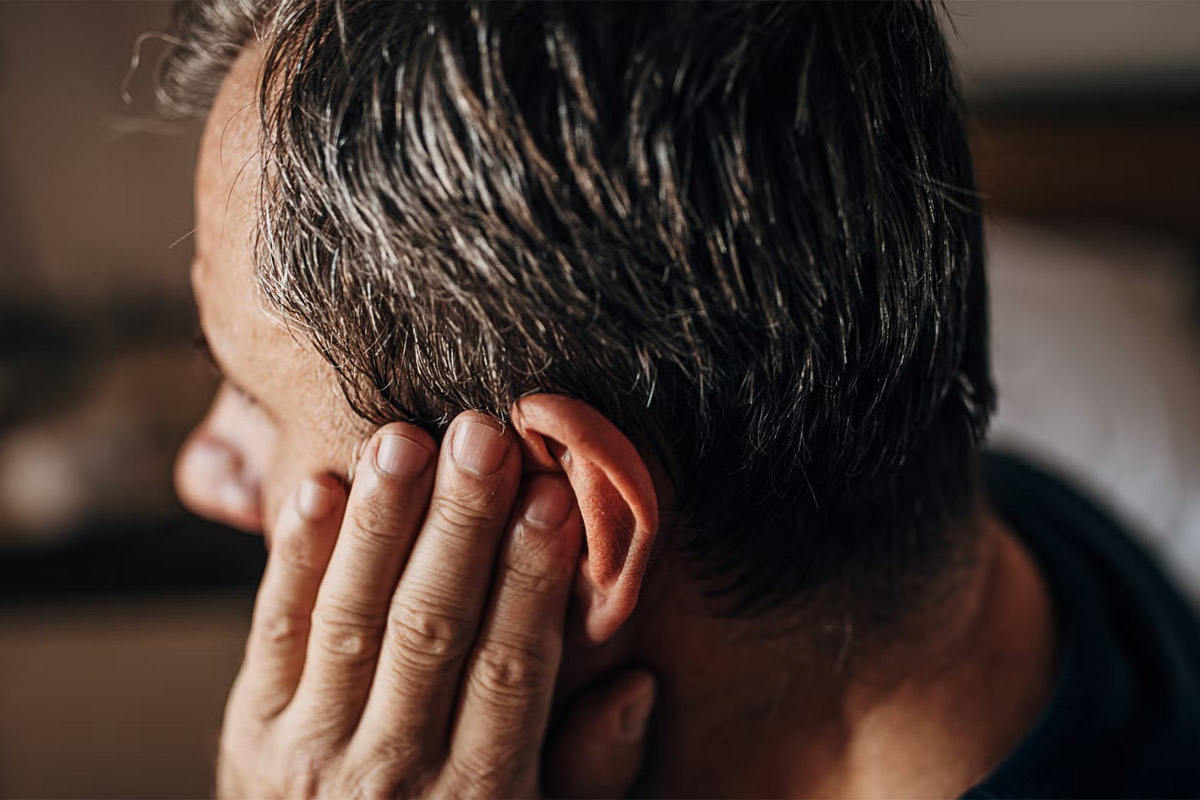 hombre con molestias en el oído