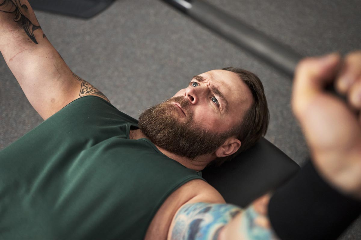 hombre haciendo bench press