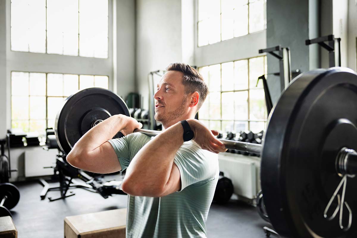 hombre haciendo sentadilla frontal