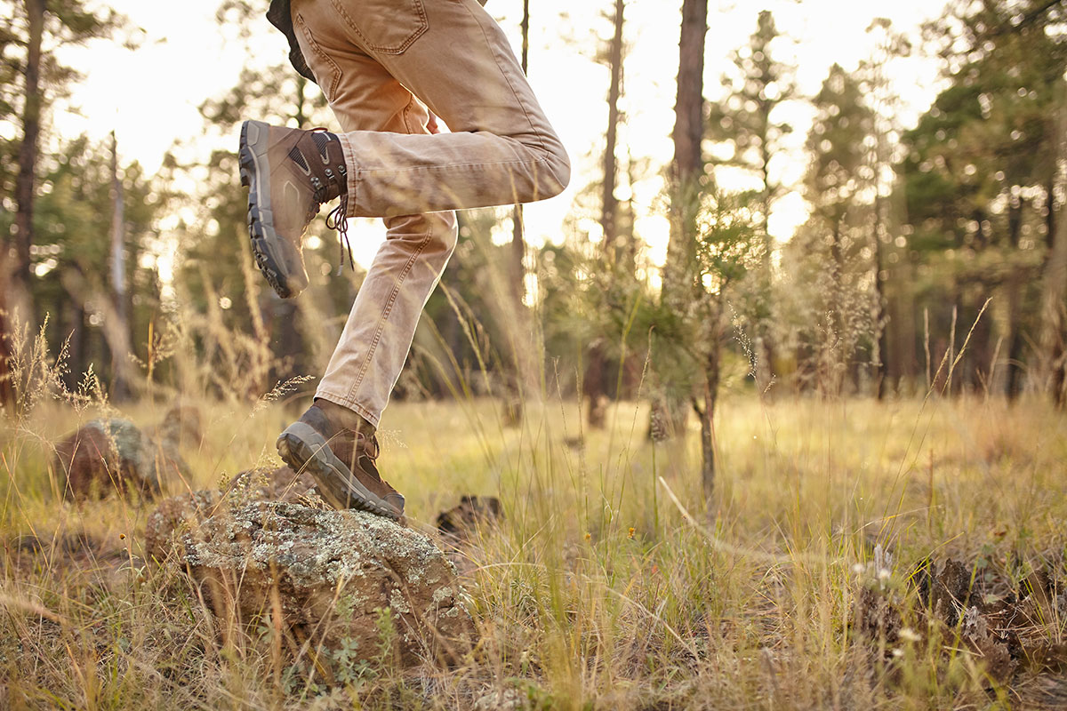 hombre practicando hiking