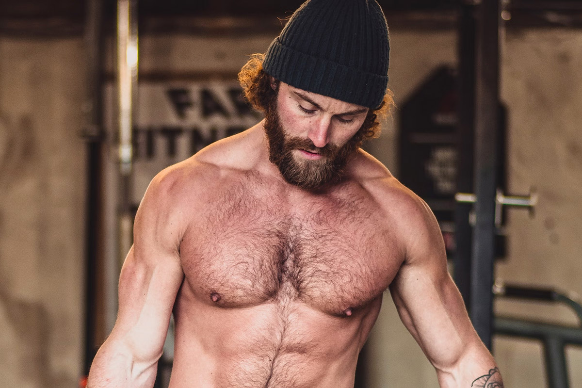 hombre entrenando paso de granjero