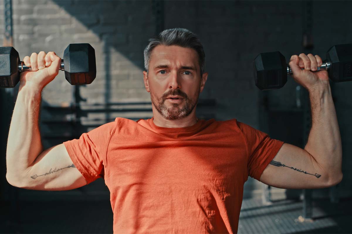 hombre mayor de 40 años entrenando