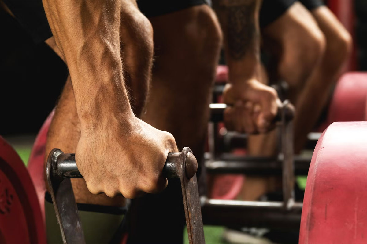 hombre tomando una barra