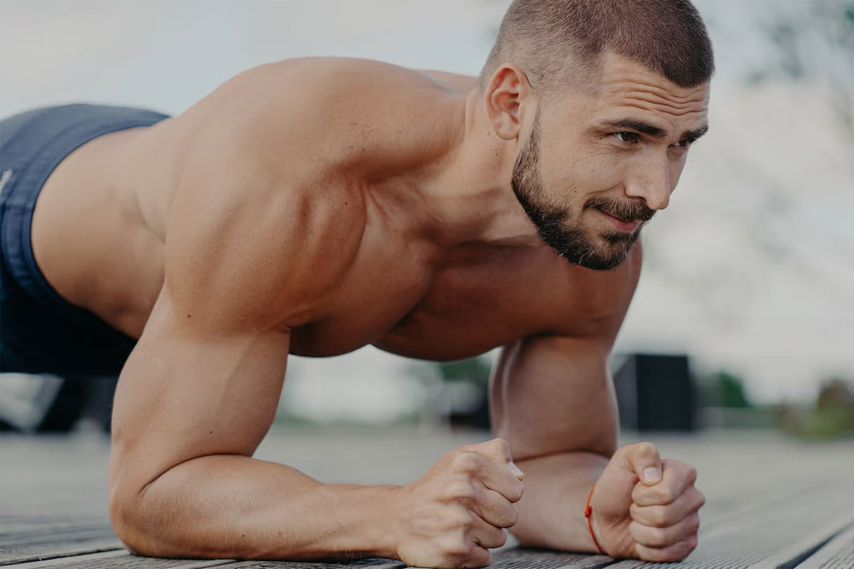 hombre haciendo planchas