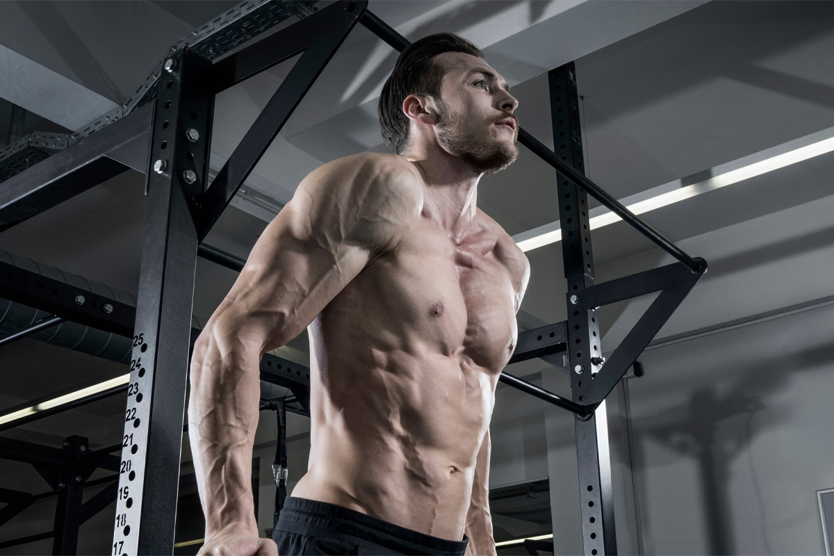 hombre haciendo fondos