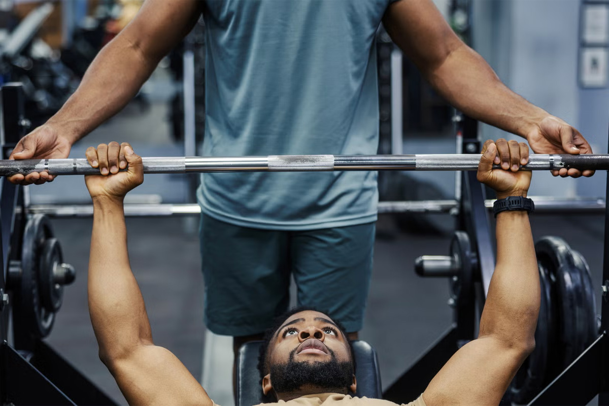 hombre haciendo press de pecho