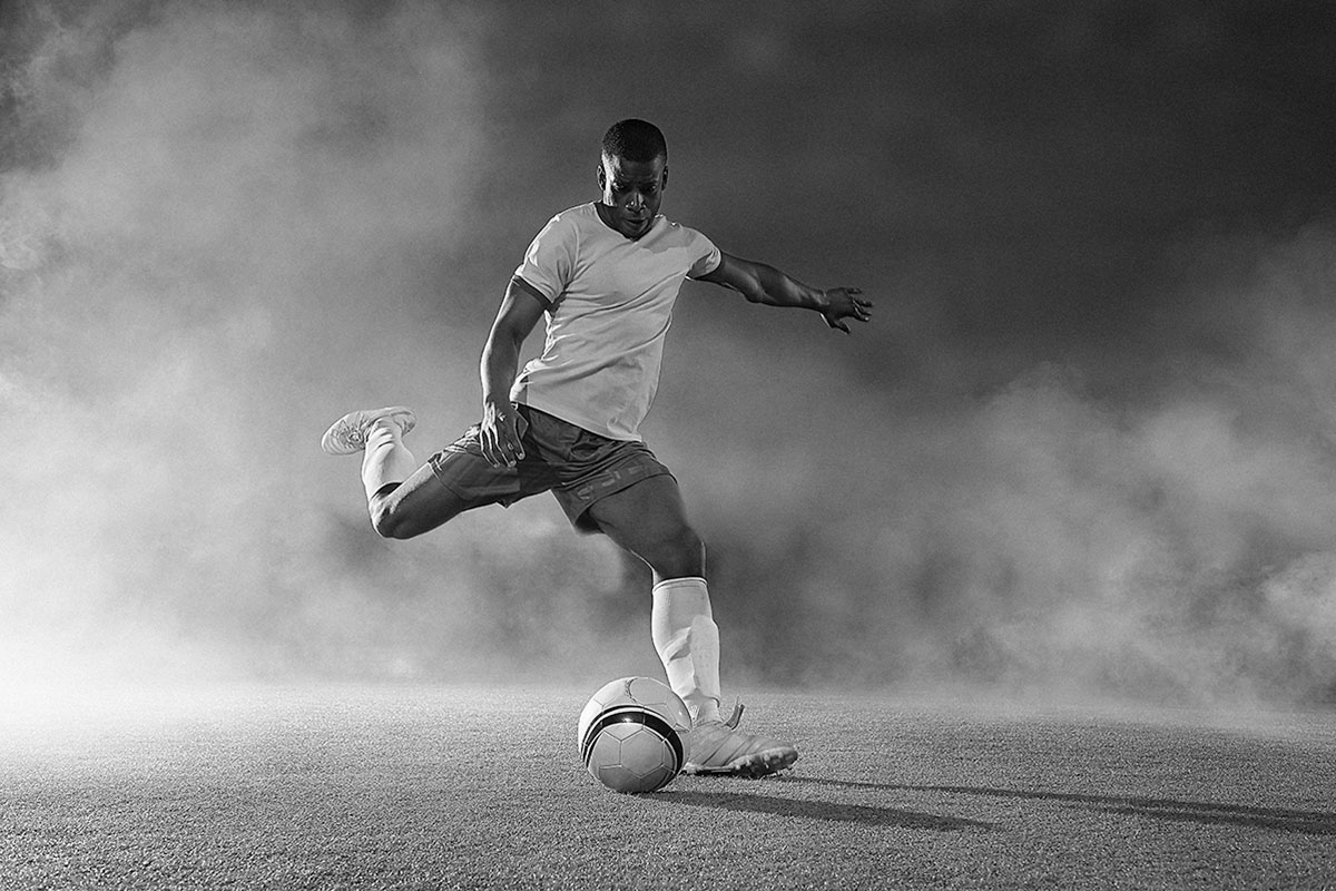 hombre jugando futbol