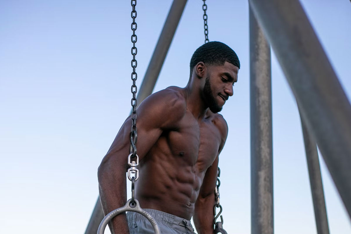 hombre haciendo un muscle up