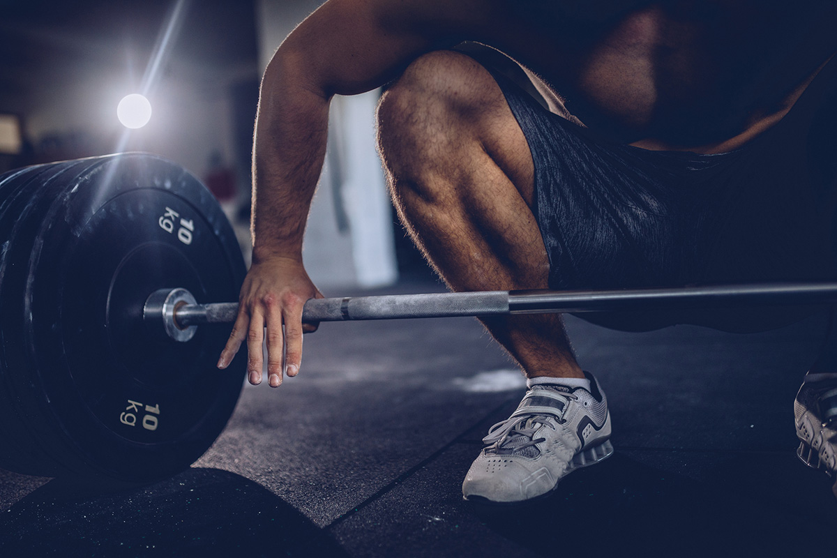 hombre tomando una barra