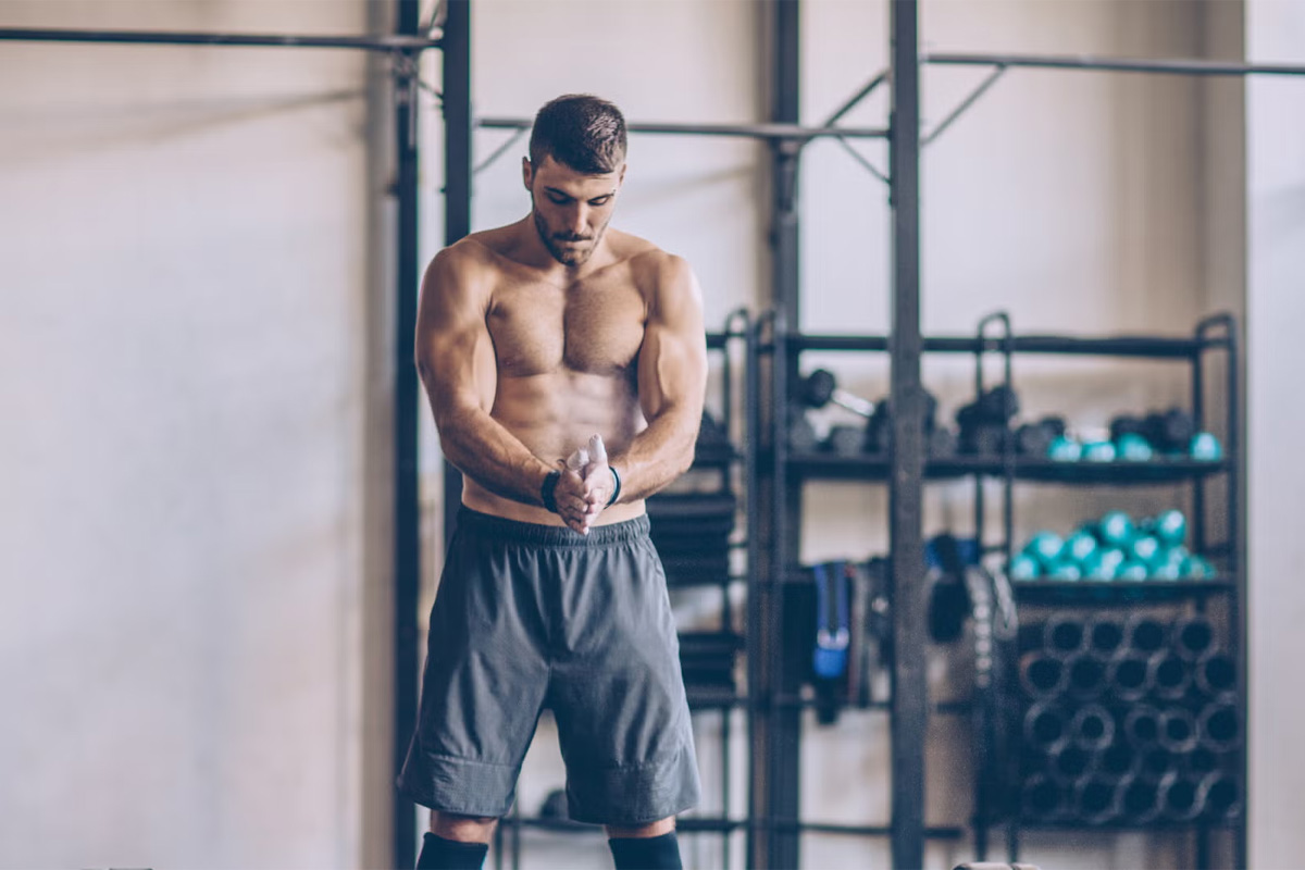 hombre entrenando en el gimnasio