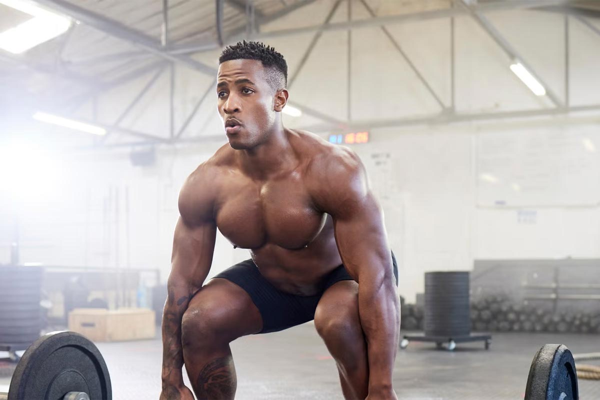 hombre haciendo ejercicio en el gimnasio