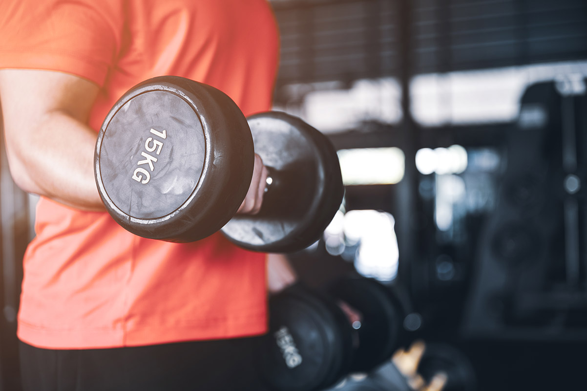 hombre entrenando pesas en el gimnasio
