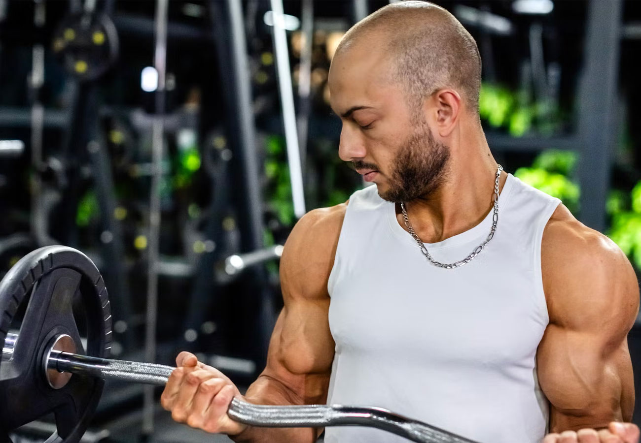 hombre haciendo pesas en el gimnasio