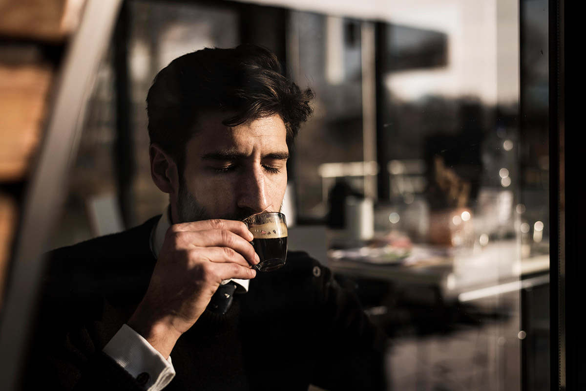 hombre tomando una taza de café