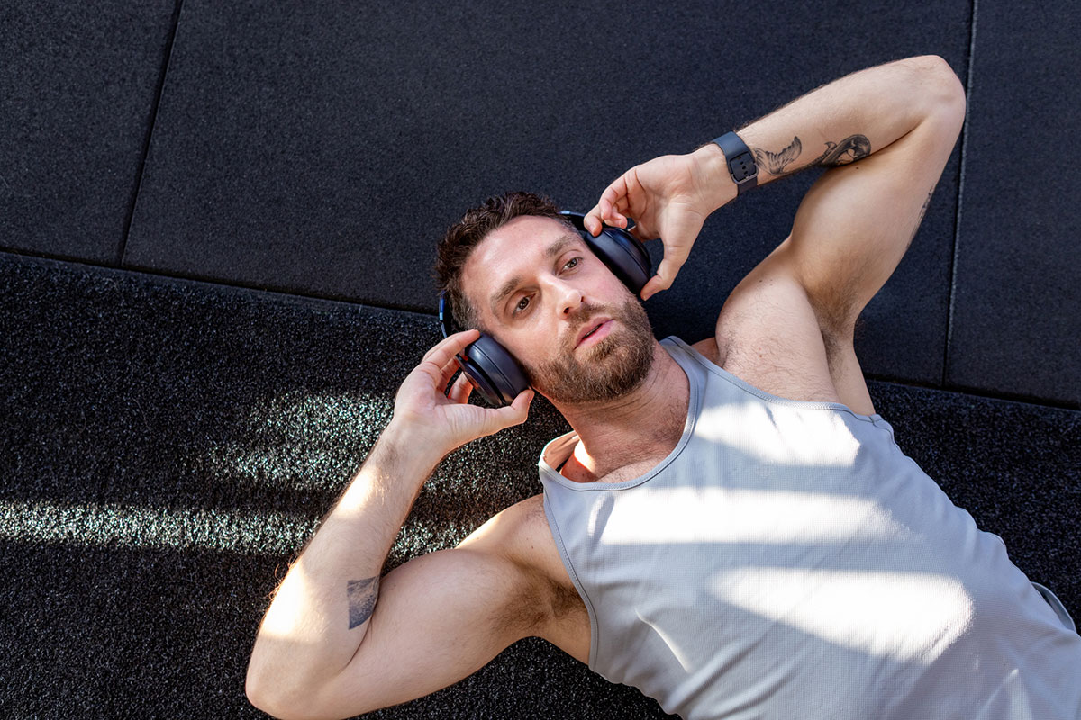 hombre escuchando música en el gimnasio