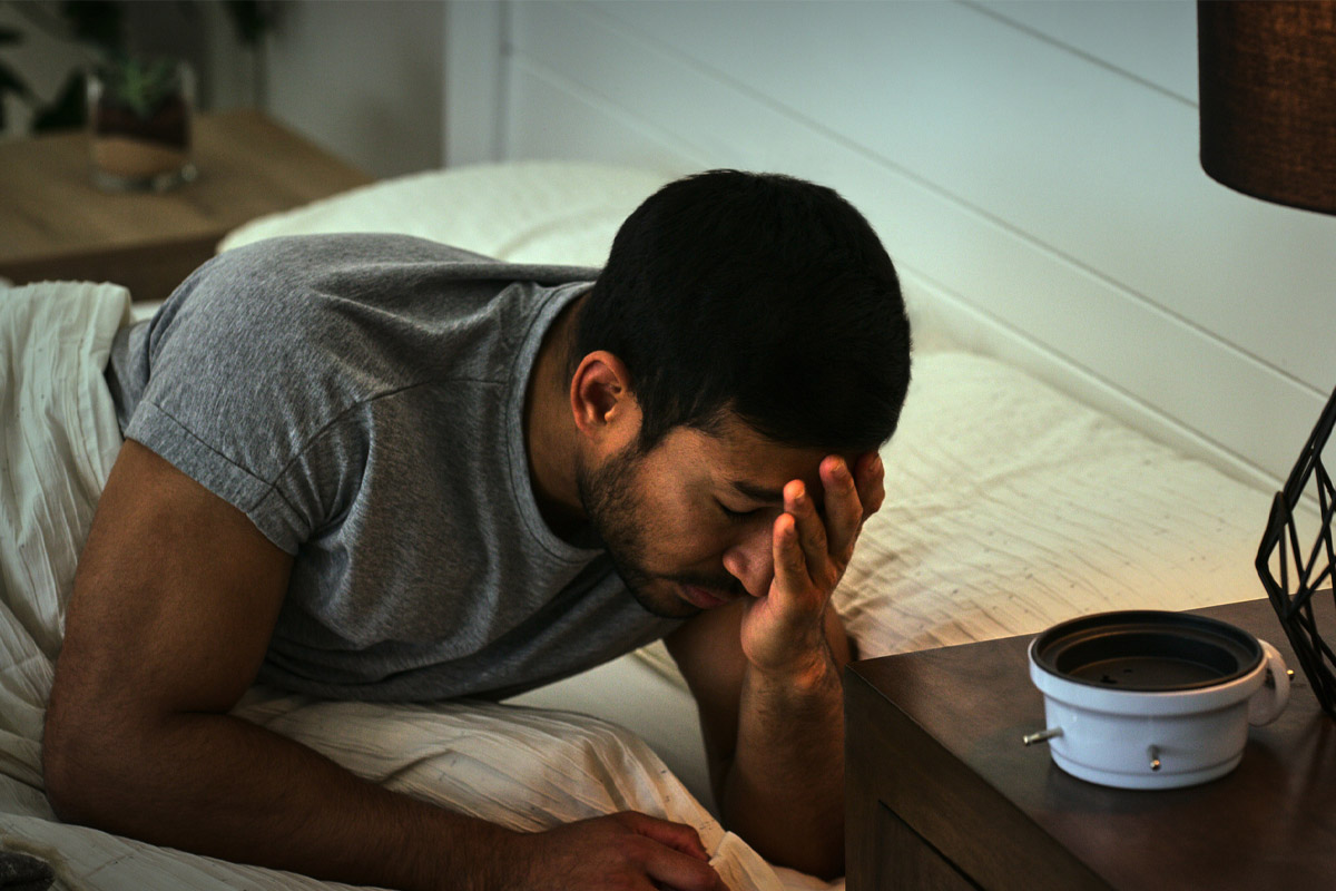 hombre con problemas de sueño