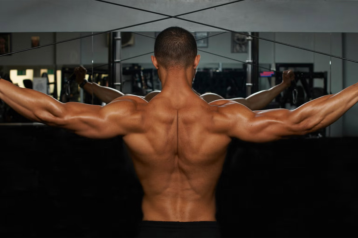 hombre entrenando espalda