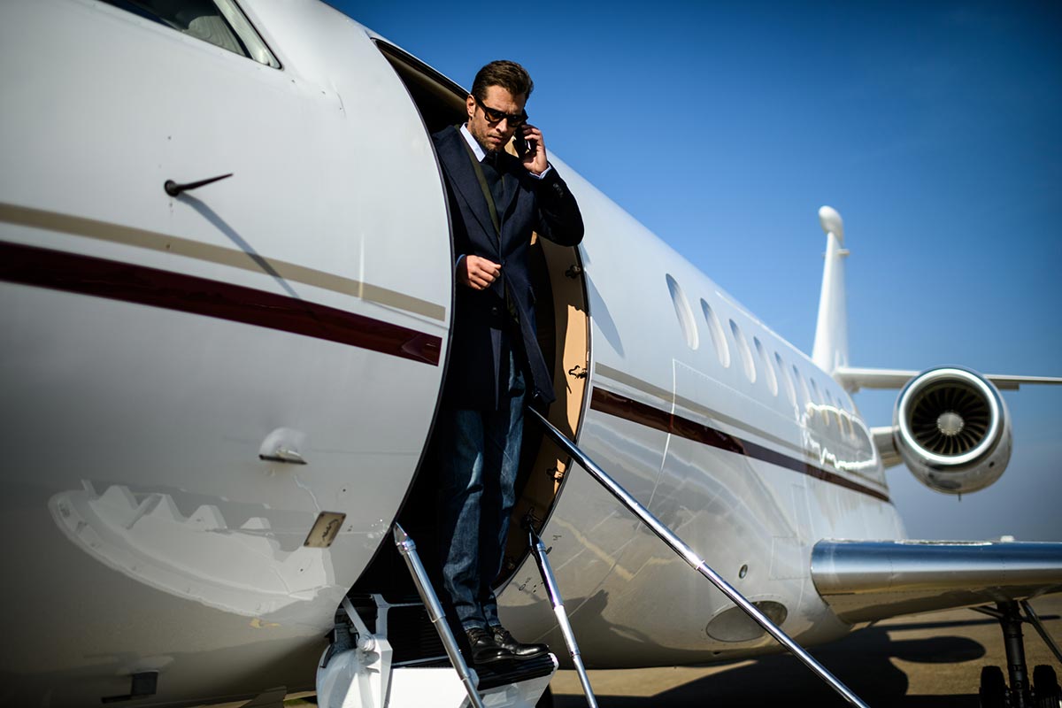 hombre viajando en jet privado