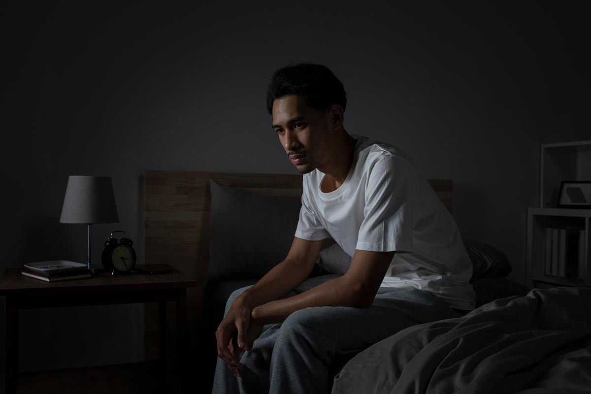 hombre con problemas para dormir