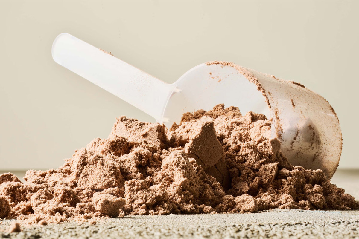 scoop de proteína en polvo sabor chocolate