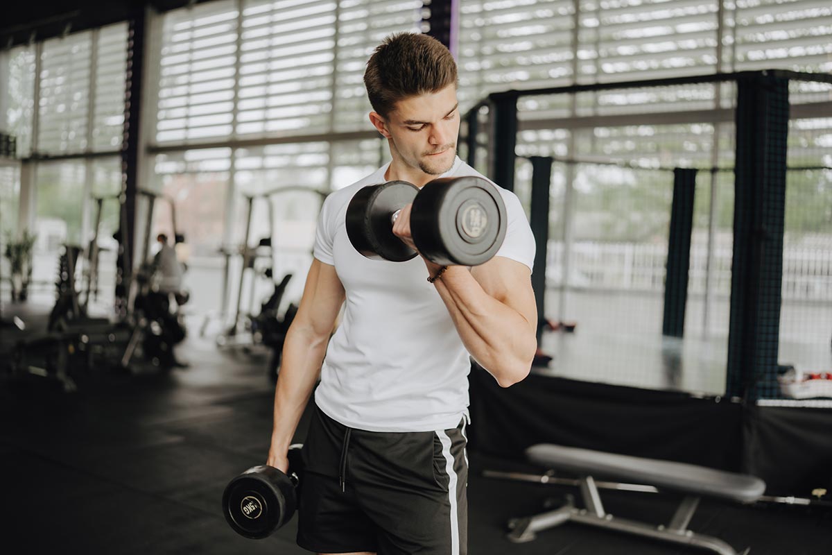 hombre haciendo curl de bíceps
