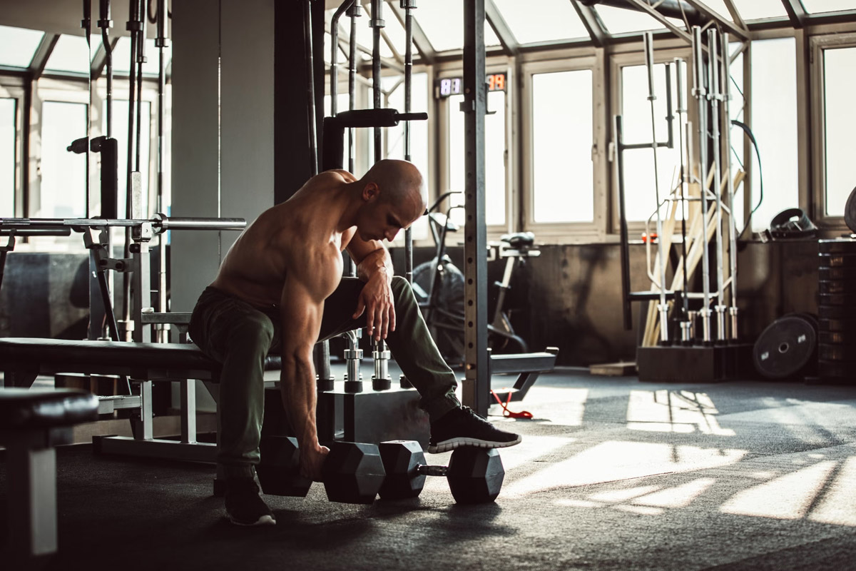 hombre entrenando en el gimnasio