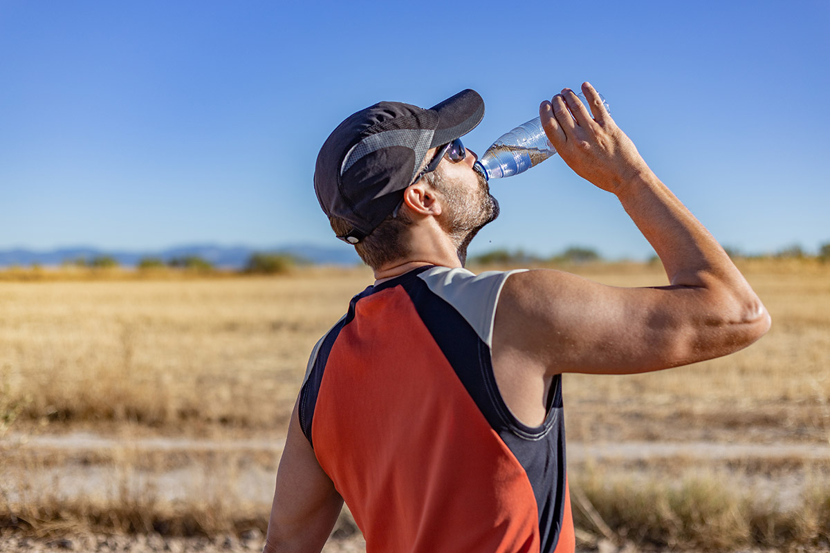 hombre tomando agua