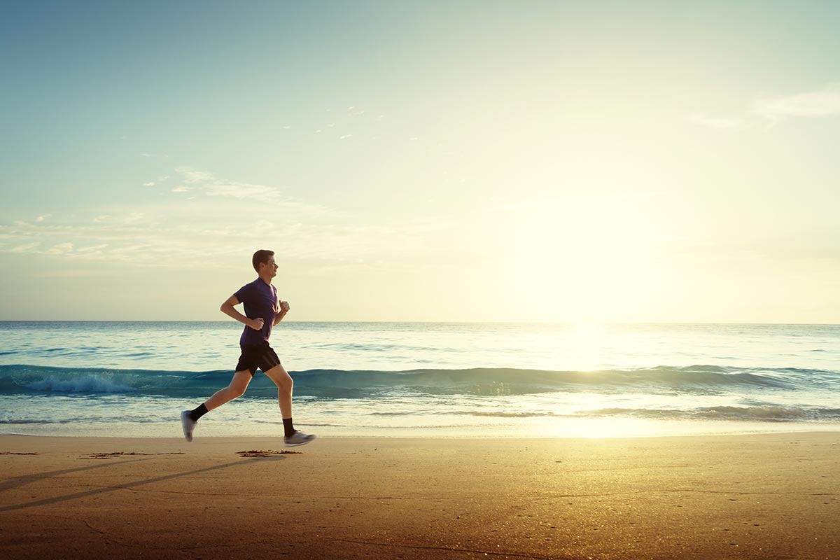 hombre corriendo en la playa