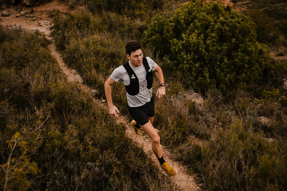 hombre practicando tral running