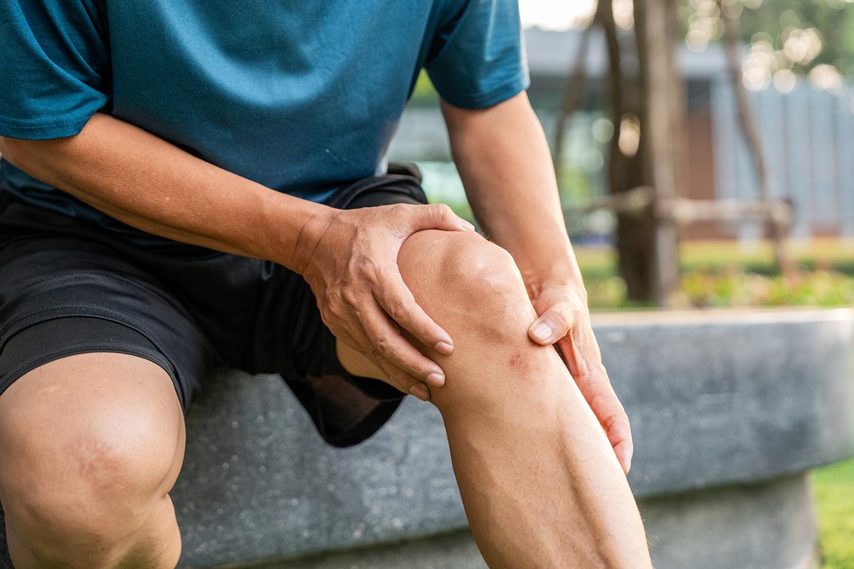 hombre con dolor de rodilla