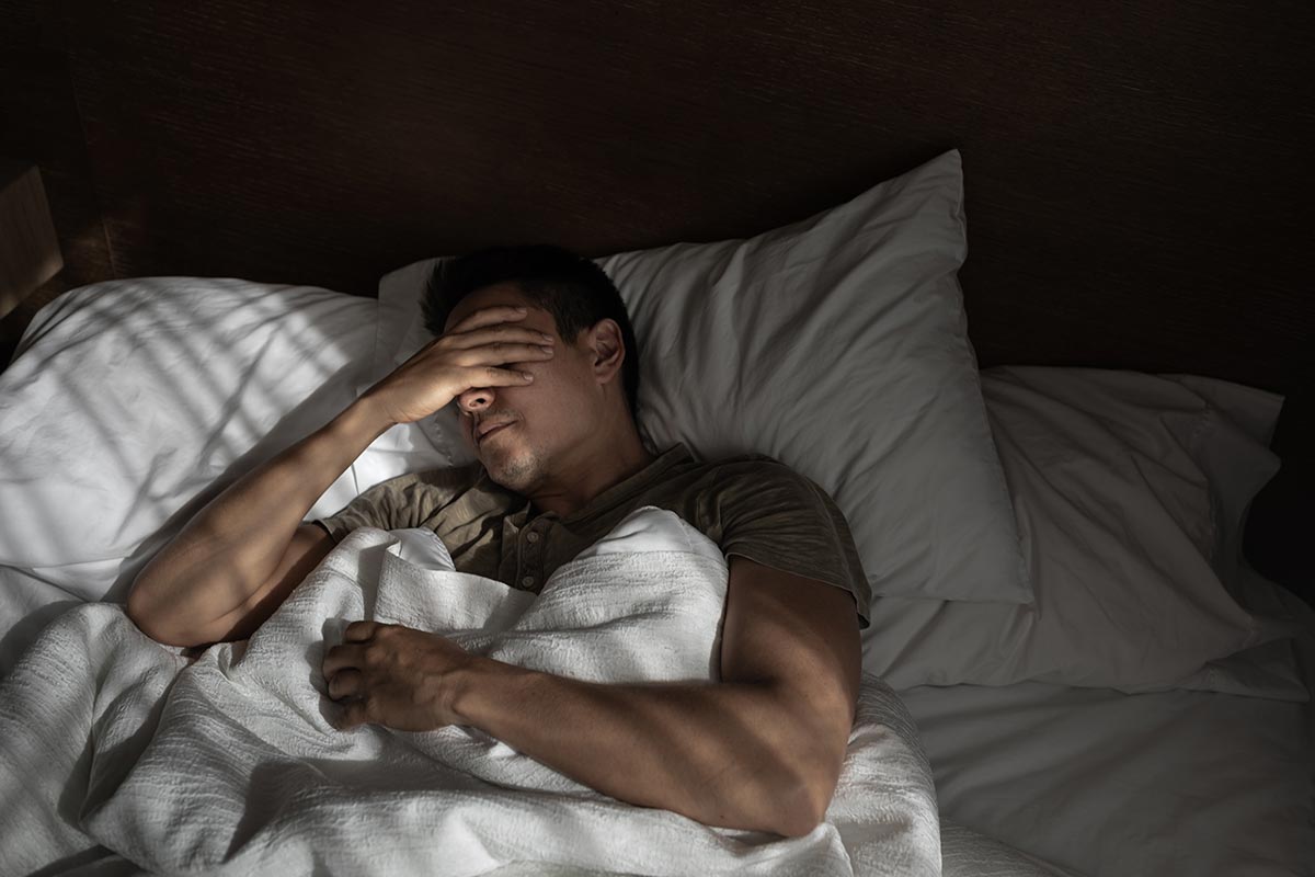 hombre con problemas para dormir