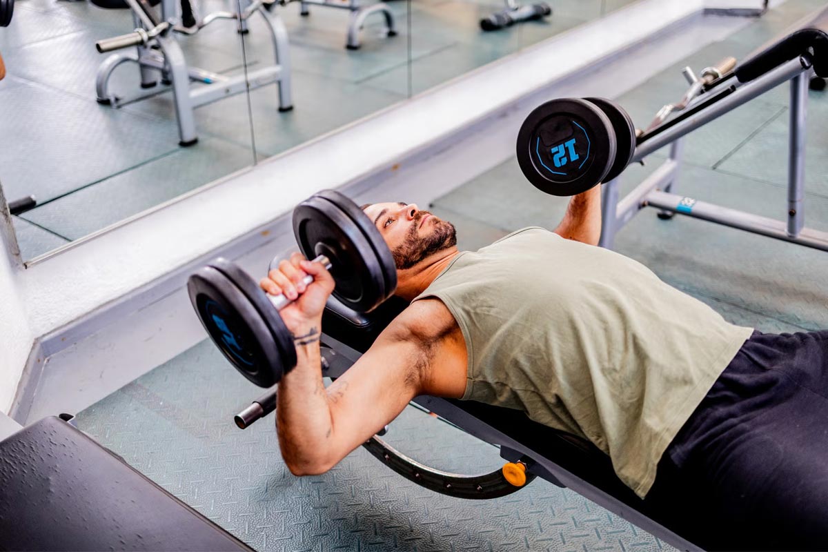 hombre haciendo pesas en el gimnasio